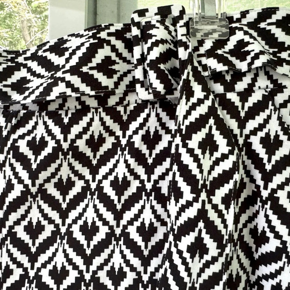 NY & Company L Geometric designed B&W Skort w/belt and side pockets. Flared legs - Picture 2 of 10
